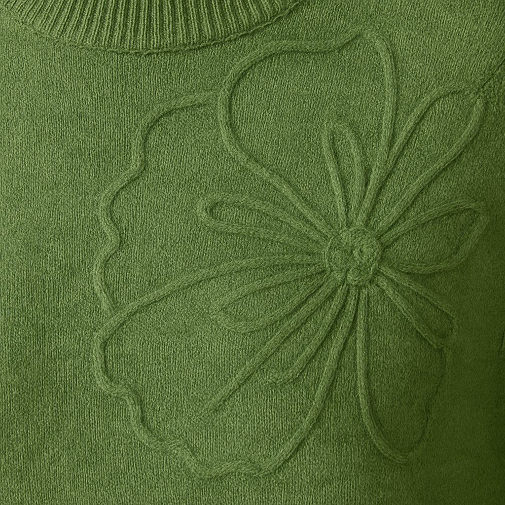 Top de punto sin mangas verde claro con diseño floral en relieve, combinado con pantalones blancos