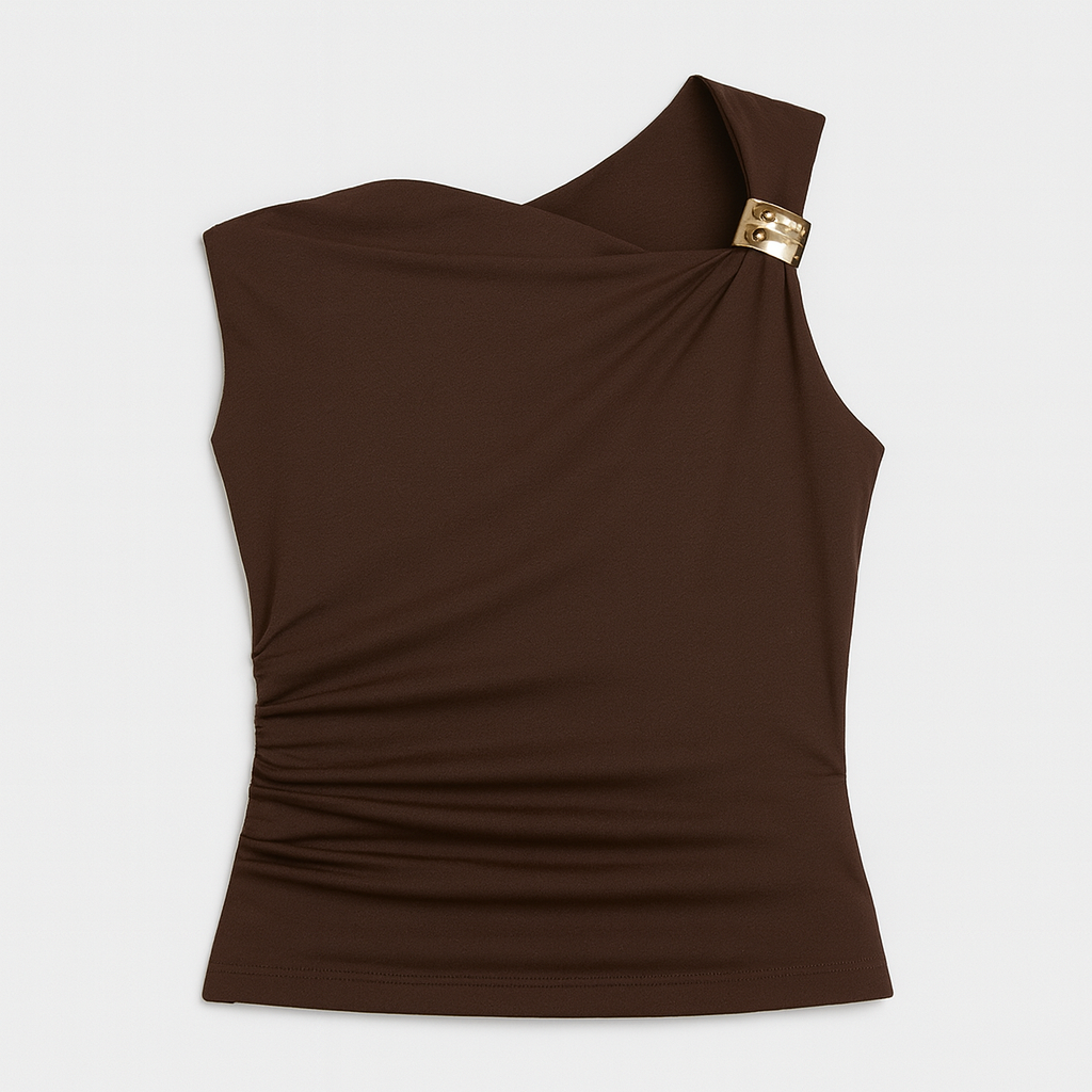 Top ajustado marrón oscuro de un hombro con detalle dorado, combinado con pantalones negros de vestir