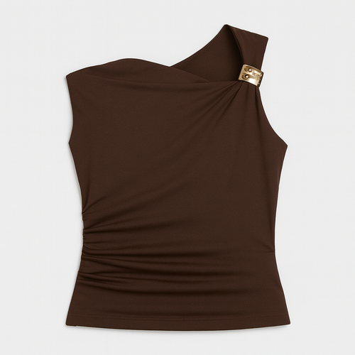 Top ajustado marrón oscuro de un hombro con detalle dorado, combinado con pantalones negros de vestir