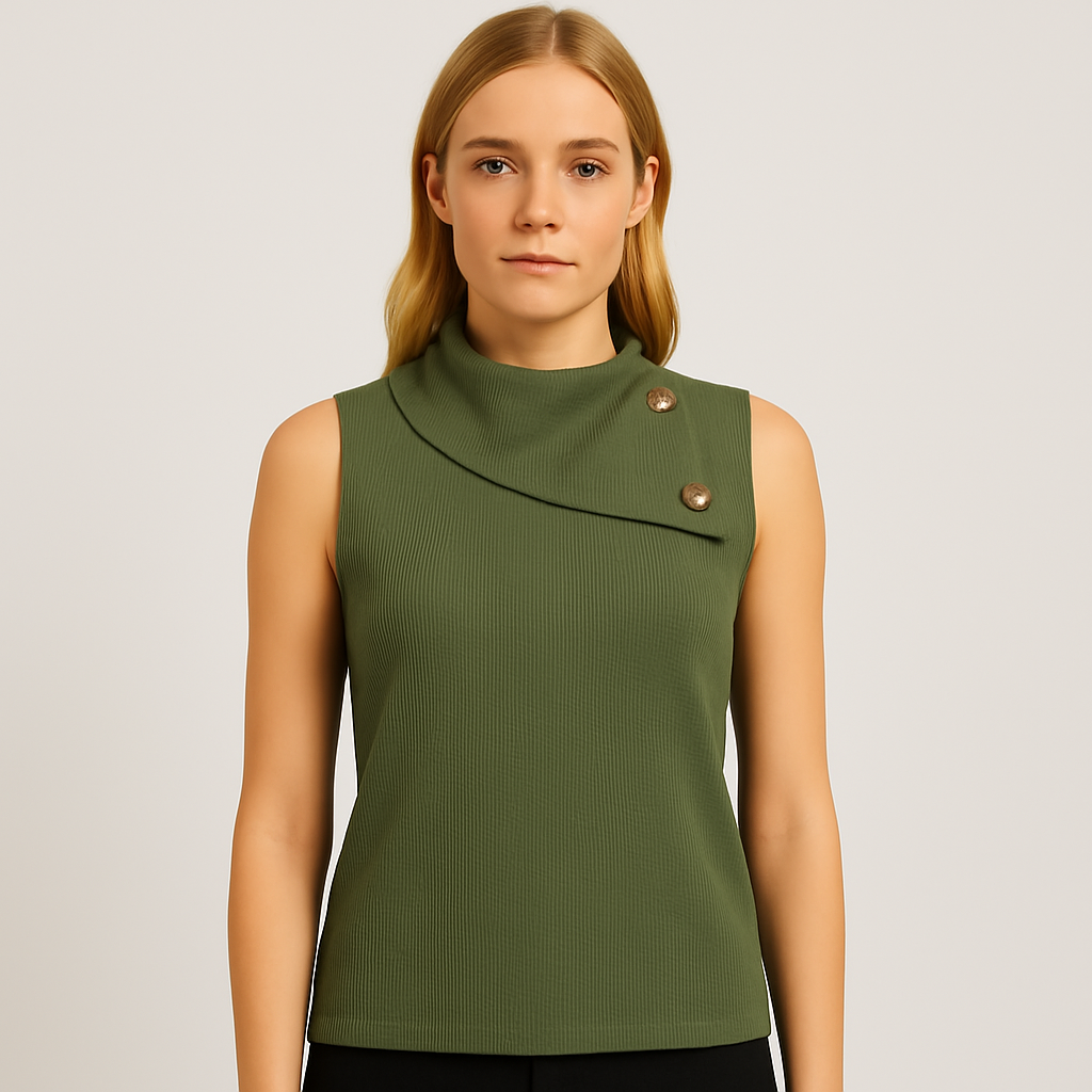 Top sin mangas color verde oliva con cuello asimétrico de botones y tejido texturizado, combinado con pantalones negros