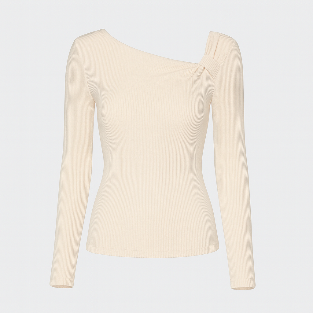 Top de punto acanalado color crema con escote asimétrico y silueta entallada, combinado con vaqueros