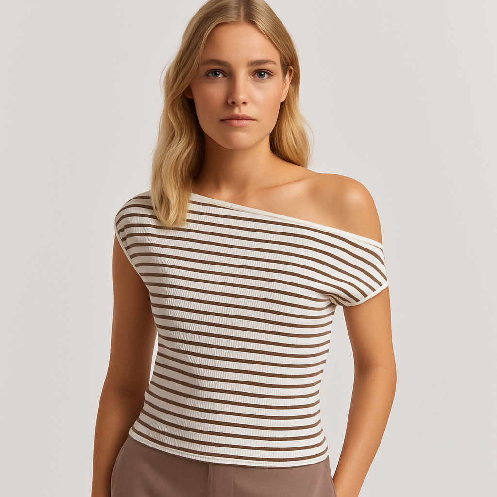 Top de rayas marrón y blanco sin mangas, con hombro descubierto y ajuste entallado, combinado con pantalones neutros