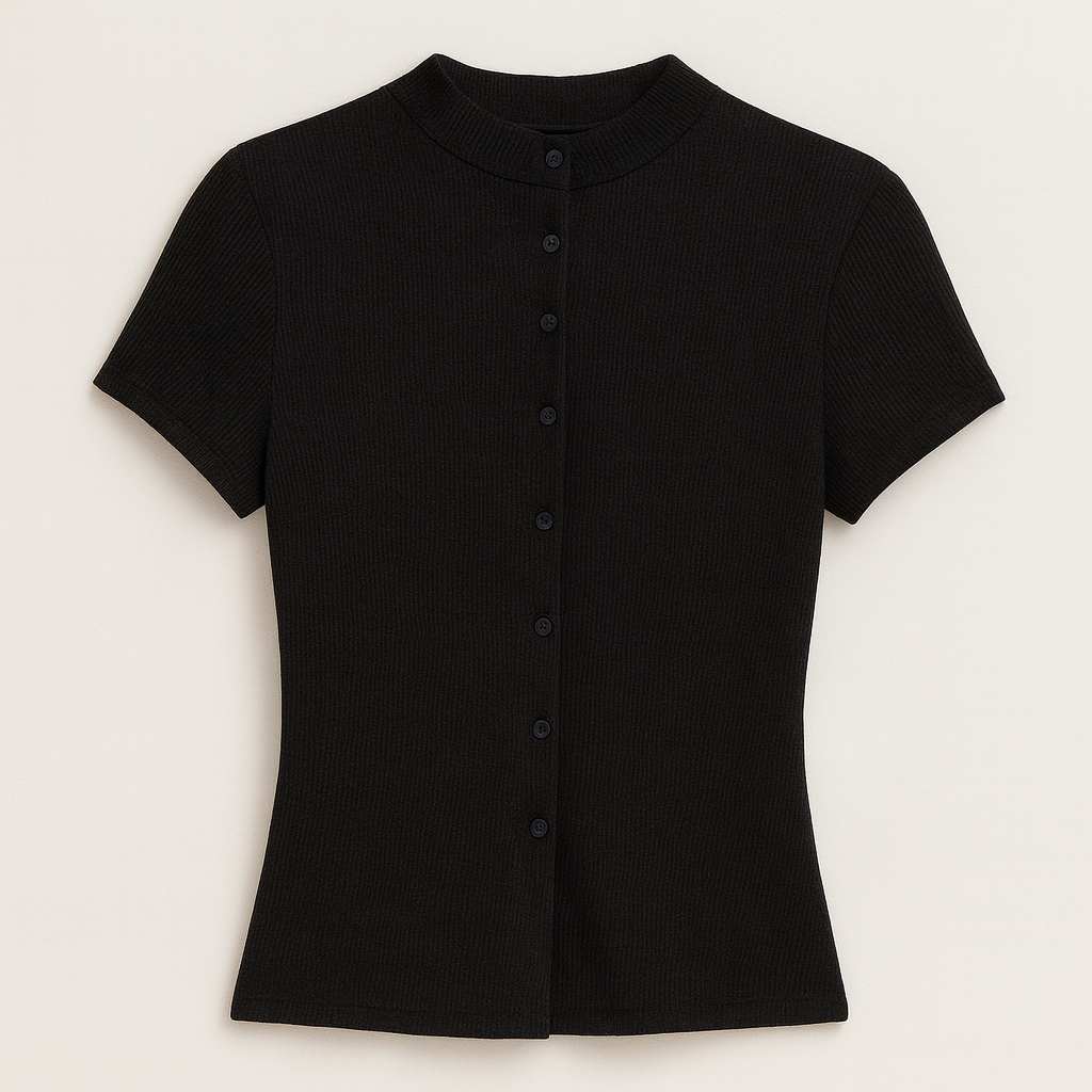 Top negro de punto acanalado con cuello alto, manga corta y botonadura completa al frente, combinado con pantalones de vestir