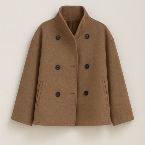 Chaqueta marinera de lana con cierre de doble botonadura, cuello de solapa ancha y silueta holgada hasta la cadera.