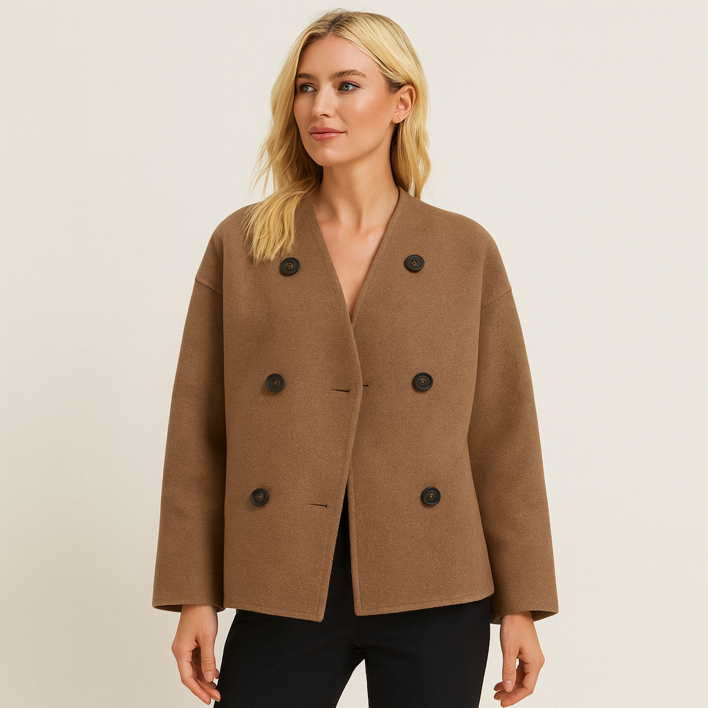 Chaqueta marinera de lana con cierre de doble botonadura, cuello de solapa ancha y silueta holgada hasta la cadera.