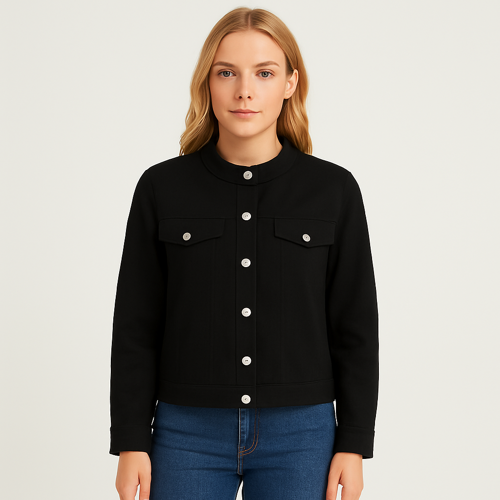 Chaqueta corta con botones plateados, cuello alto y bolsillos con solapa en el pecho.