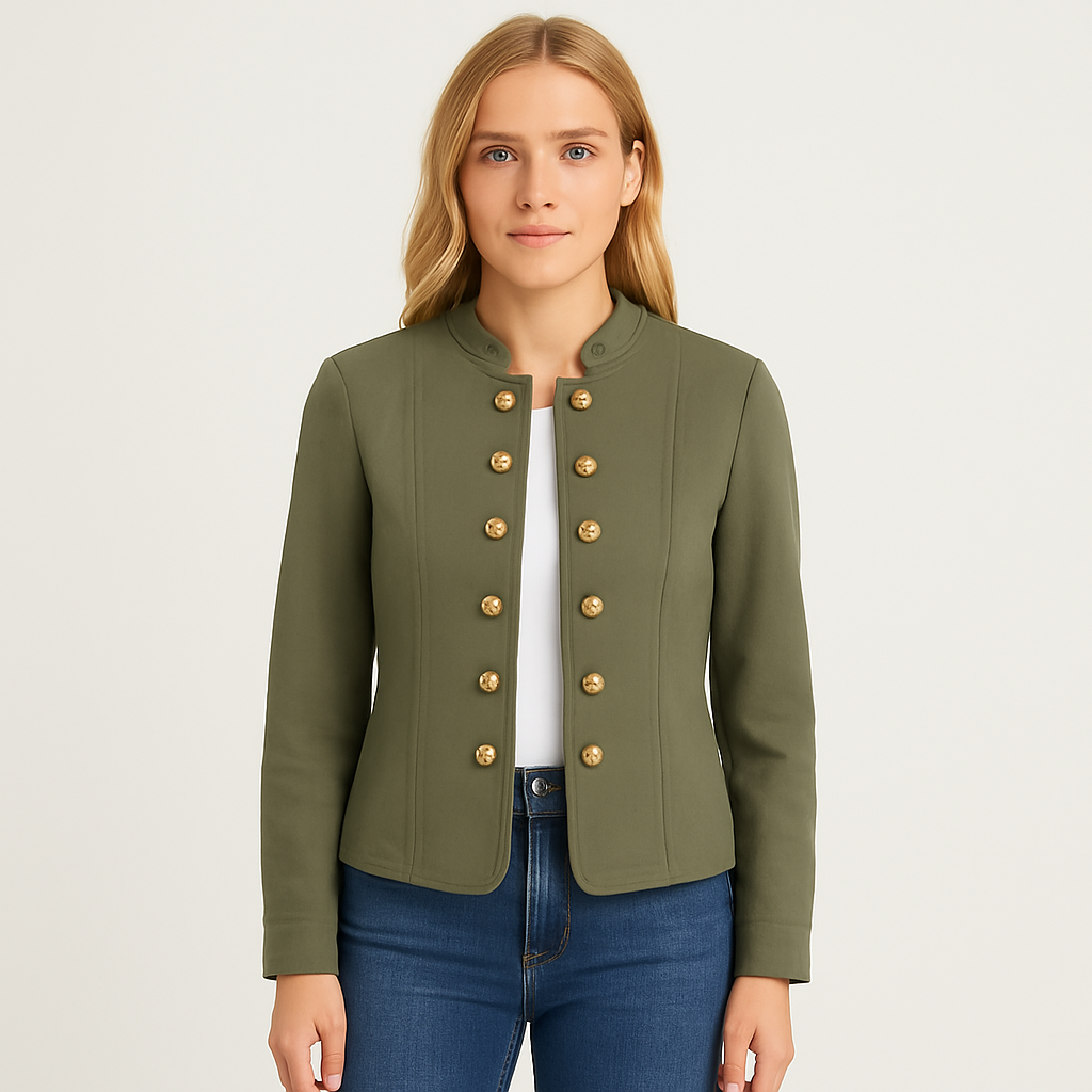 Chaqueta estructurada con hileras de botones dorados decorativos y cuello minimalista.